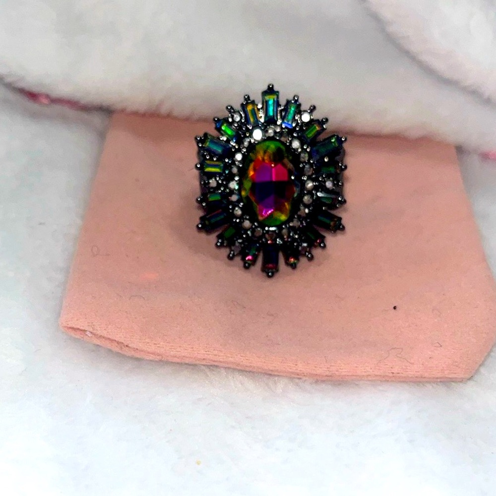 Iridescent ring with Vintage Design